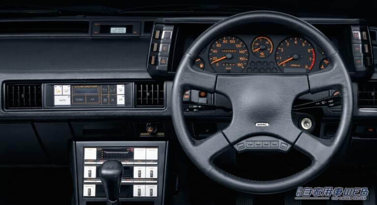 スタリオンGSR-VR(1988年) 運転席|「あのジャッキー・チェンも爆走したFRターボ」直線基調のウェッジシェイプは、今見てもめちゃくちゃスタイリッシュ!