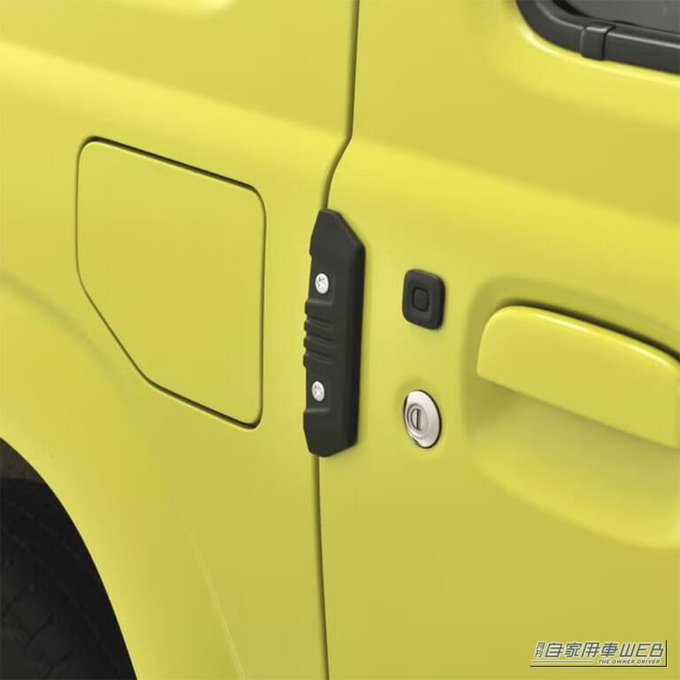 カーメイト DZ578 ドアガード クロス Mサイズ 2個入り スズキ ジムニー 運転席側 ドア 装着例｜「愛車の雰囲気が変わった…」幅広い車種に対応。簡単取付カスタムパーツ。ドレスアップ効果だけでなく高い機能性も魅力！［カーメイト DZ578］