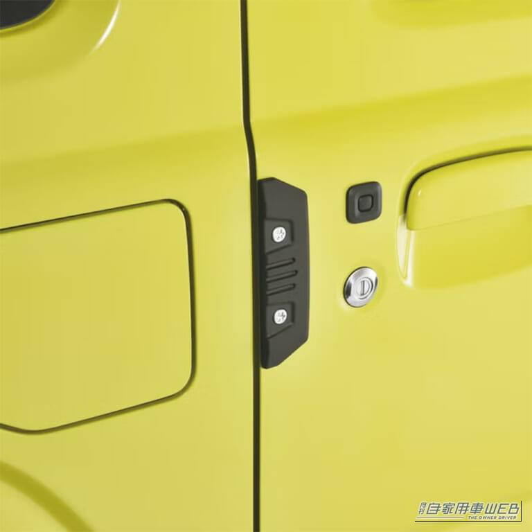 カーメイト DZ578 ドアガード クロス Mサイズ 2個入り スズキ ジムニー 運転席側 ドア 装着例｜「愛車の雰囲気が変わった…」幅広い車種に対応。簡単取付カスタムパーツ。ドレスアップ効果だけでなく高い機能性も魅力！［カーメイト DZ578］