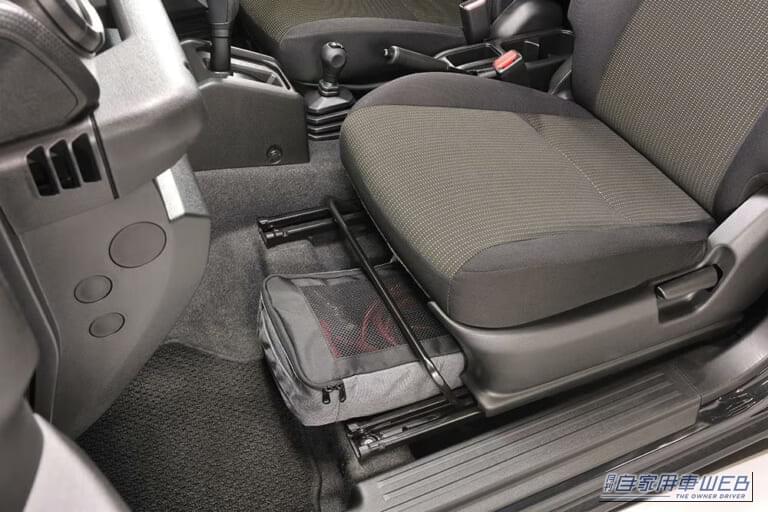 カーメイト CX531K ジムニー専用 助手席下収納バッグ 助手席下収納｜「ココ、活用しないのはもったいない…」デッドスペースにスッポリとハマる！ 愛車をさりげなくバージョンアップ！ 目立たないのが嬉しい［カーメイト CX531K］
