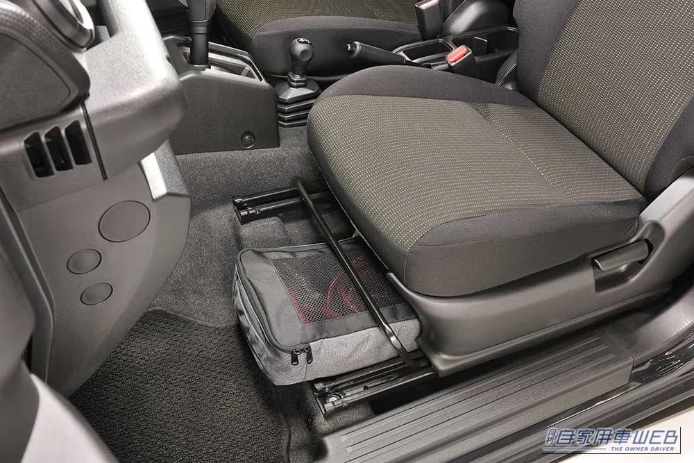 カーメイト CX531K ジムニー専用 助手席下収納バッグ 助手席下収納｜「ココ、活用しないのはもったいない…」デッドスペースにスッポリとハマる！ 愛車をさりげなくバージョンアップ！ 目立たないのが嬉しい［カーメイト CX531K］