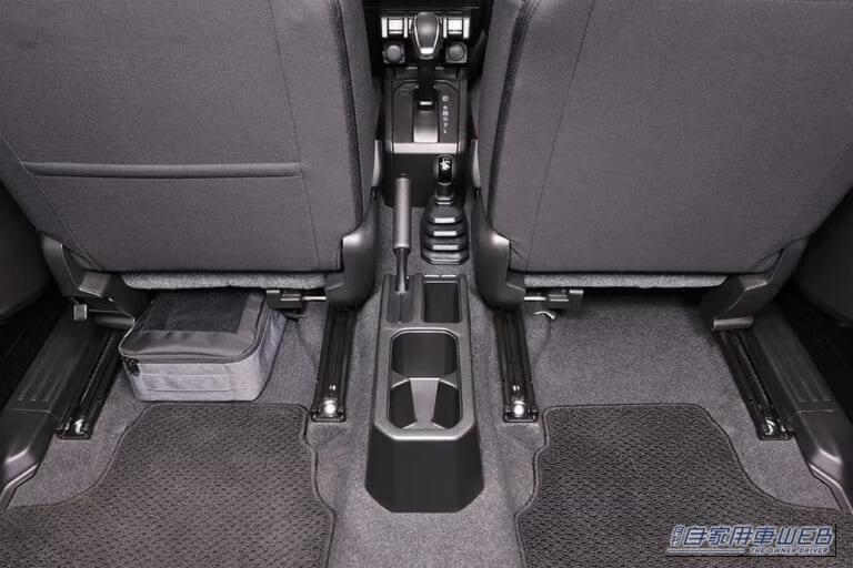 カーメイト CX531K ジムニー専用 助手席下収納バッグ 設置例 後列からの見え方｜「ココ、活用しないのはもったいない…」デッドスペースにスッポリとハマる！ 愛車をさりげなくバージョンアップ！ 目立たないのが嬉しい［カーメイト CX531K］