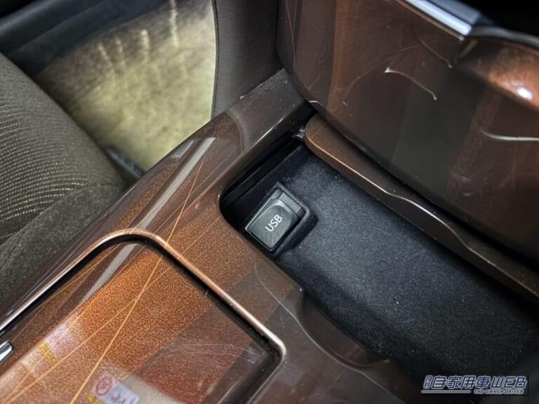 210系 クラウン コンソール USBポート｜「えっ…めっちゃ進化した」愛車の雰囲気が劇変！ 超お手軽カスタムパーツを購入。あらゆる車種に対応。配線不要で即取り付けOKのアイテムを紹介［EXEA EL-181］