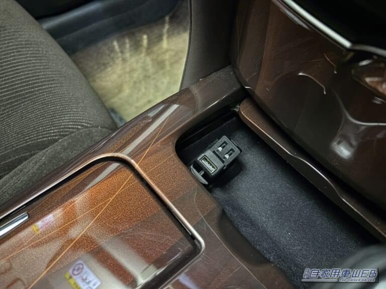 星光産業 EXEA USBポート付スイングライト EL-181｜「えっ…めっちゃ進化した」愛車の雰囲気が劇変！ 超お手軽カスタムパーツを購入。あらゆる車種に対応。配線不要で即取り付けOKのアイテムを紹介［EXEA EL-181］