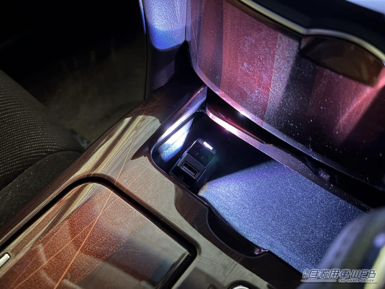 星光産業 EXEA USBポート付スイングライト EL-181 ホワイト｜「えっ…めっちゃ進化した」愛車の雰囲気が劇変！ 超お手軽カスタムパーツを購入。あらゆる車種に対応。配線不要で即取り付けOKのアイテムを紹介［EXEA EL-181］