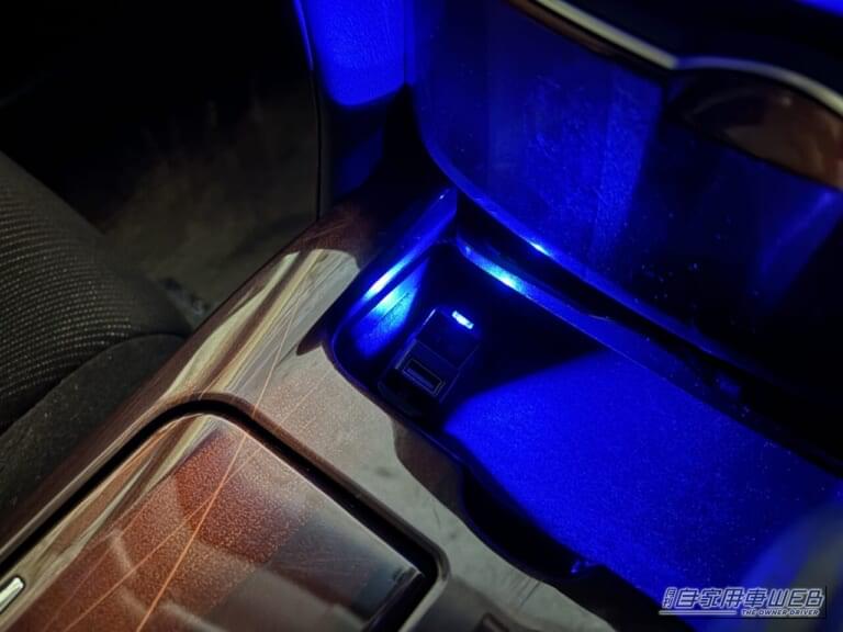星光産業 EXEA USBポート付スイングライト EL-181 ブルー｜「えっ…めっちゃ進化した」愛車の雰囲気が劇変！ 超お手軽カスタムパーツを購入。あらゆる車種に対応。配線不要で即取り付けOKのアイテムを紹介［EXEA EL-181］