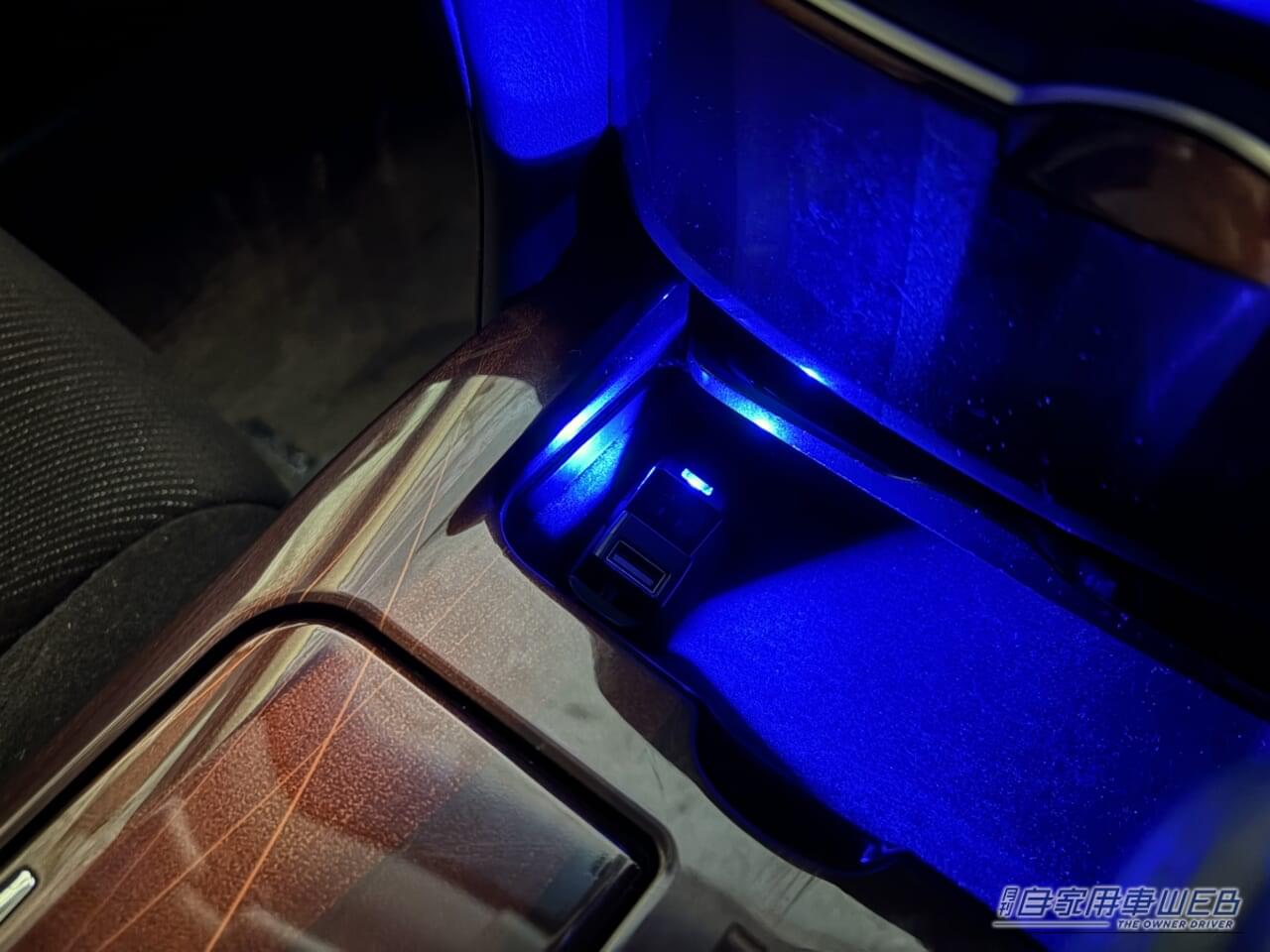 星光産業 EXEA USBポート付スイングライト EL-181 ブルー｜「えっ…めっちゃ進化した」愛車の雰囲気が劇変！ 超お手軽カスタムパーツを購入。あらゆる車種に対応。配線不要で即取り付けOKのアイテムを紹介［EXEA EL-181］