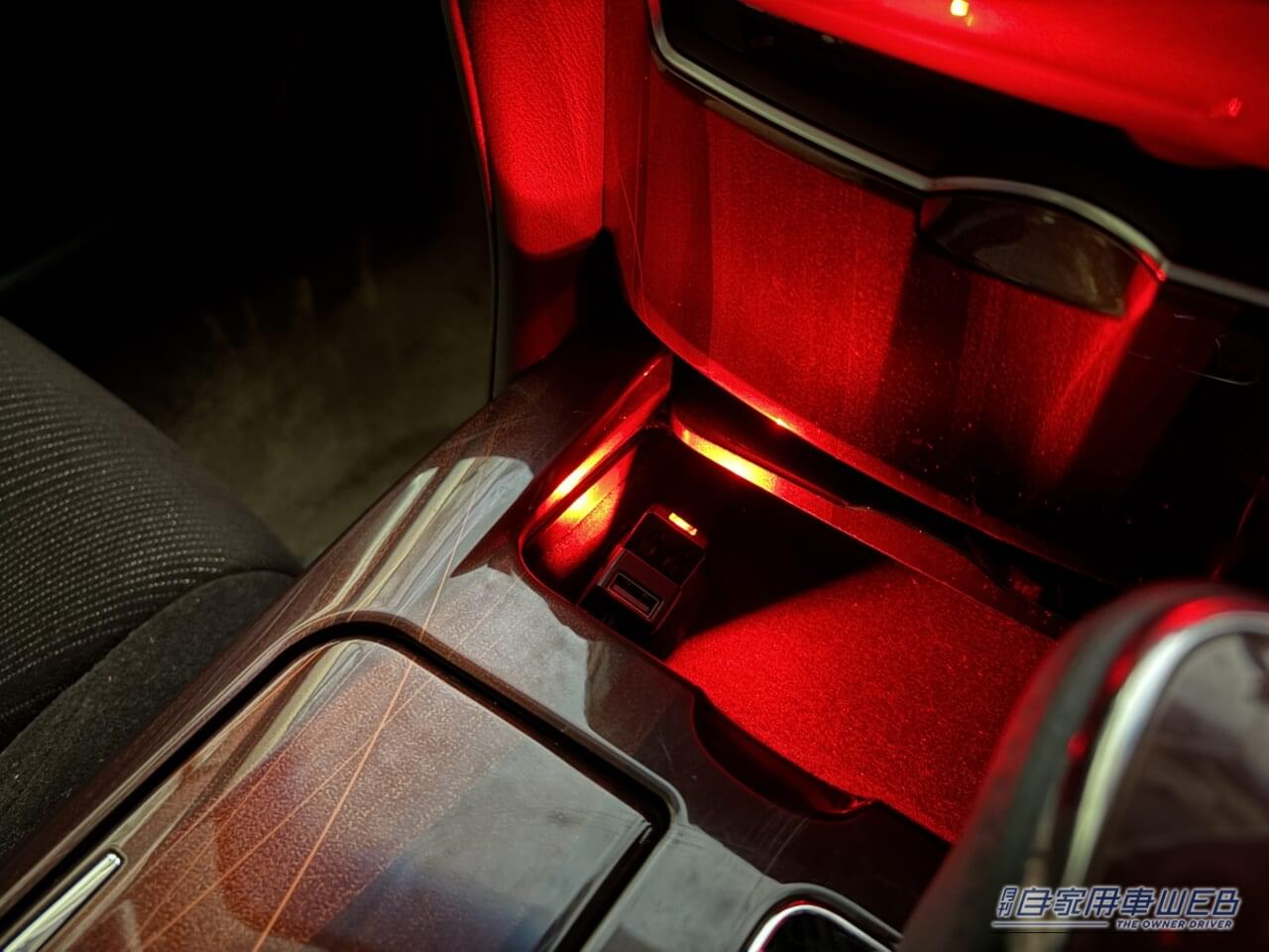星光産業 EXEA USBポート付スイングライト EL-181 レッド｜「えっ…めっちゃ進化した」愛車の雰囲気が劇変！ 超お手軽カスタムパーツを購入。あらゆる車種に対応。配線不要で即取り付けOKのアイテムを紹介［EXEA EL-181］