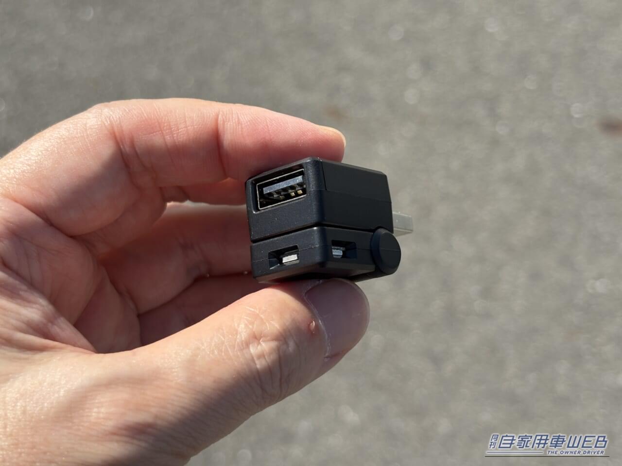 星光産業 EXEA USBポート付スイングライト EL-181 手に持った画像｜「えっ…めっちゃ進化した」愛車の雰囲気が劇変！ 超お手軽カスタムパーツを購入。あらゆる車種に対応。配線不要で即取り付けOKのアイテムを紹介［EXEA EL-181］