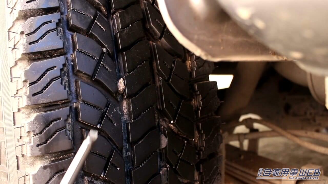 工事車両のタイヤの溝に挟まった小石｜「そんな機能があったんだ…」工事現場の出入り口にあるマット。実は重要な役割を果たしていた！革新的なFODSマットの注目度がUP中