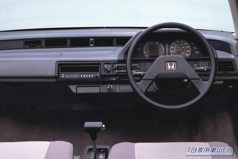 1983年 ホンダ 3代目 シビック 3ドア ハッチバック 23L 車内 インパネ ステアリング｜「もう43年も前のクルマなのか…」直線的なデザインが今は逆に新鮮！ サッチモのCM曲が印象的だった、ホンダのワンダーな名車を紹介。