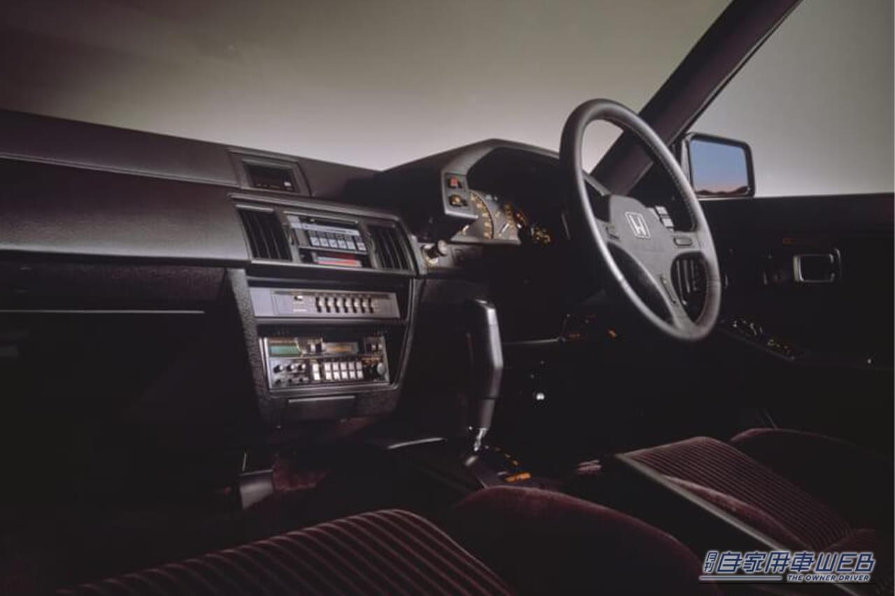 ホンダ 1985年式 2代目 プレリュード 2.0SI 車内 インパネ コンソール|「もう40年も前なのか…」CM曲のボレロが印象的だったホンダの名車。ボンネットがとんでもなく低く、ヤンエグに大人気だったクーペを紹介