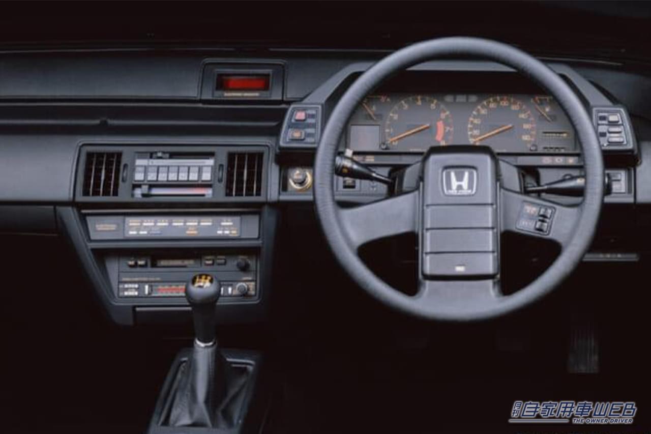 ホンダ プレリュード 1800XX（1982年式） インパネ コンソール 運転席｜「もう40年も前なのか…」CM曲のボレロが印象的だったホンダの名車。ボンネットがとんでもなく低く、ヤンエグに大人気だったクーペを紹介