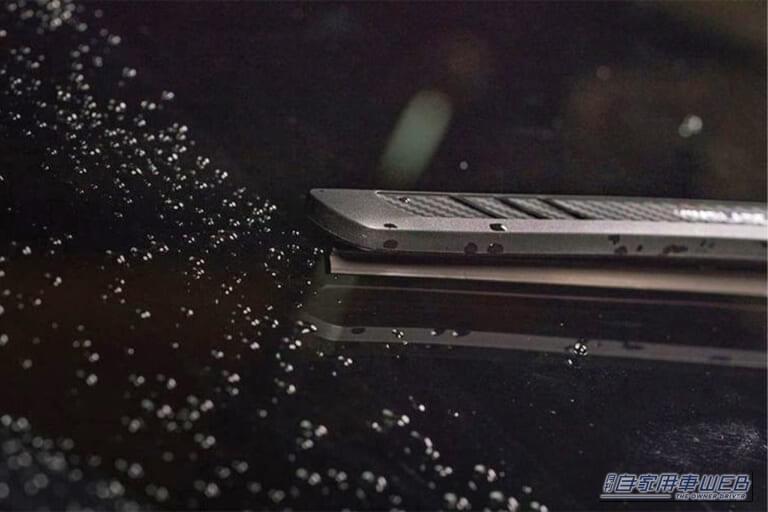 ワールドウィング KIMBLADE コーティング効果解説写真｜「これは革新的だわ…」100年間変わらなかったワイパーの常識が覆る！ あらゆる車種に装着可能！ 雨天のドライブが驚くほど快適になるアイテムを紹介