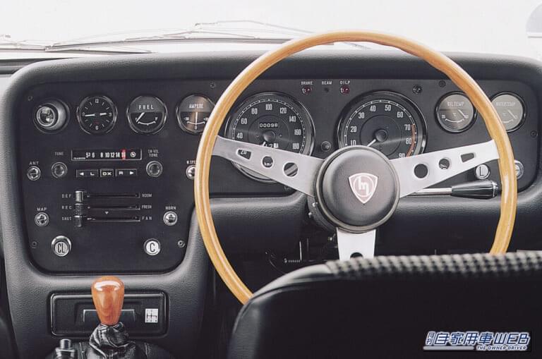 1969年 マツダ MAZDA コスモスポーツ 後期型 L10B インパネ ステアリング｜「まるで宇宙船」「62年前のクルマとは思えない…」フォルムが斬新すぎるマツダの名車。実はメーカーの生き残りを賭けた一大プロジェクトで生まれたモデルだった！