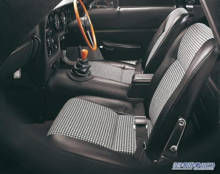 1969年 マツダ MAZDA コスモスポーツ 後期型 L10B 車内 シート|「まるで宇宙船」「62年前のクルマとは思えない…」フォルムが斬新すぎるマツダの名車。実はメーカーの生き残りを賭けた一大プロジェクトで生まれたモデルだった!