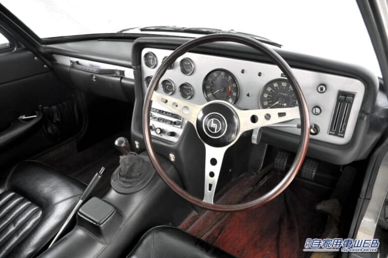 1967年 マツダ MAZDA コスモスポーツ 前期型 車内 運転席 インパネ ハンドル｜「まるで宇宙船」「62年前のクルマとは思えない…」フォルムが斬新すぎるマツダの名車。実はメーカーの生き残りを賭けた一大プロジェクトで生まれたモデルだった！