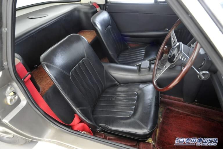 1967年 マツダ MAZDA コスモスポーツ 前期型 車内 シート|「まるで宇宙船」「62年前のクルマとは思えない…」フォルムが斬新すぎるマツダの名車。実はメーカーの生き残りを賭けた一大プロジェクトで生まれたモデルだった!