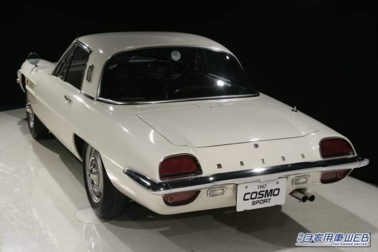 1967年 マツダ MAZDA コスモスポーツ 前期型 リアビュー｜「まるで宇宙船」「62年前のクルマとは思えない…」フォルムが斬新すぎるマツダの名車。実はメーカーの生き残りを賭けた一大プロジェクトで生まれたモデルだった！