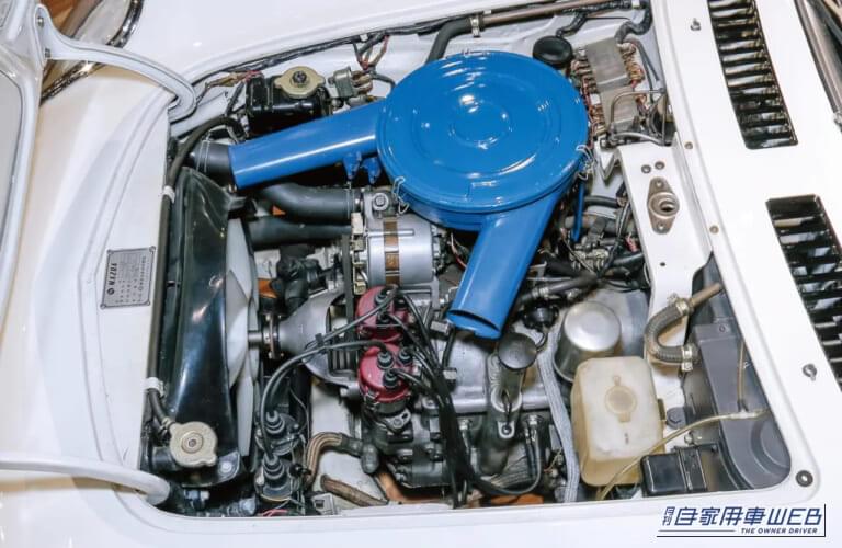 1967年 マツダ MAZDA コスモスポーツ 前期型 エンジンルーム ロータリー型エンジン L10A型｜「まるで宇宙船」「62年前のクルマとは思えない…」フォルムが斬新すぎるマツダの名車。実はメーカーの生き残りを賭けた一大プロジェクトで生まれたモデルだった！