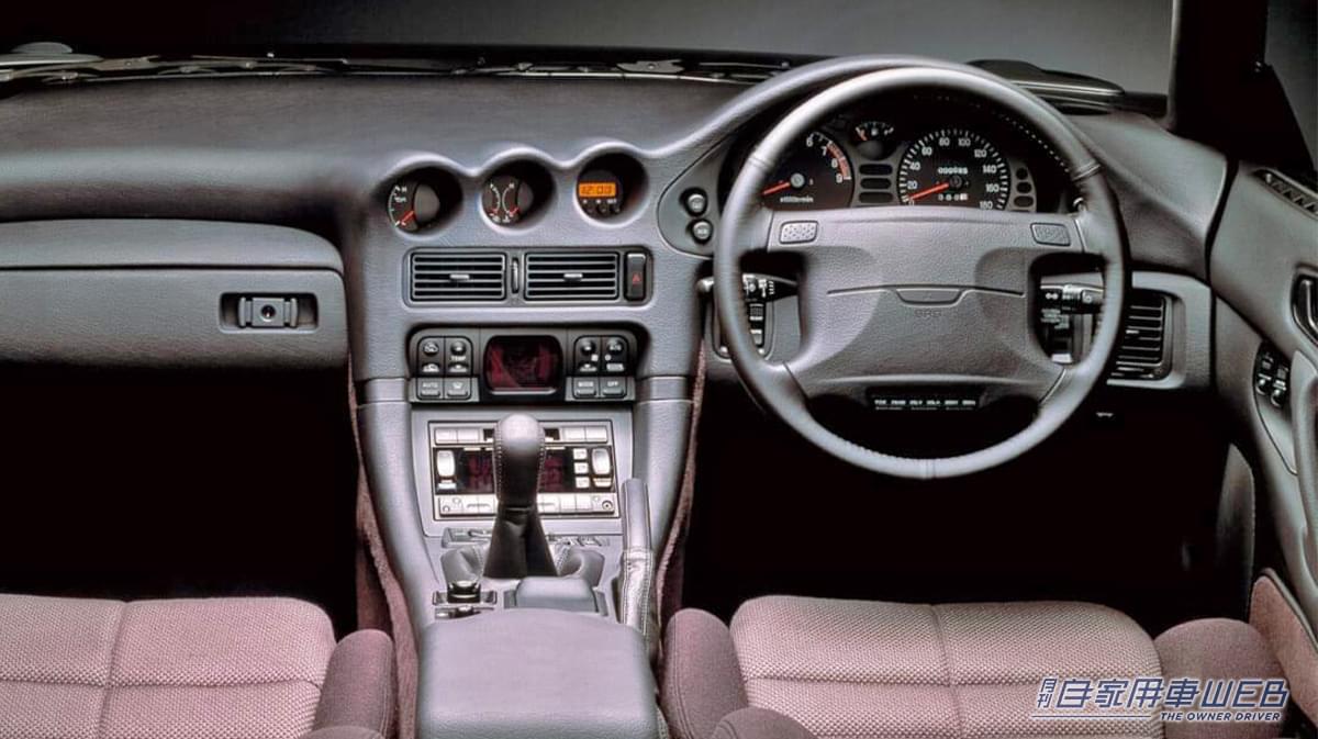 |「コーナリングは苦手…」直線番長と揶揄された、35年前の三菱自動車のハイパフォーマンスカー。特徴的なボンネットの膨らみは、実は苦肉の策だった…。