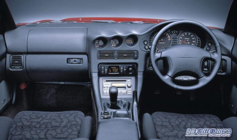 1998年モデルの、三菱GTOの車内。|「コーナリングは苦手…」直線番長と揶揄された、35年前の三菱自動車のハイパフォーマンスカー。特徴的なボンネットの膨らみは、実は苦肉の策だった…。