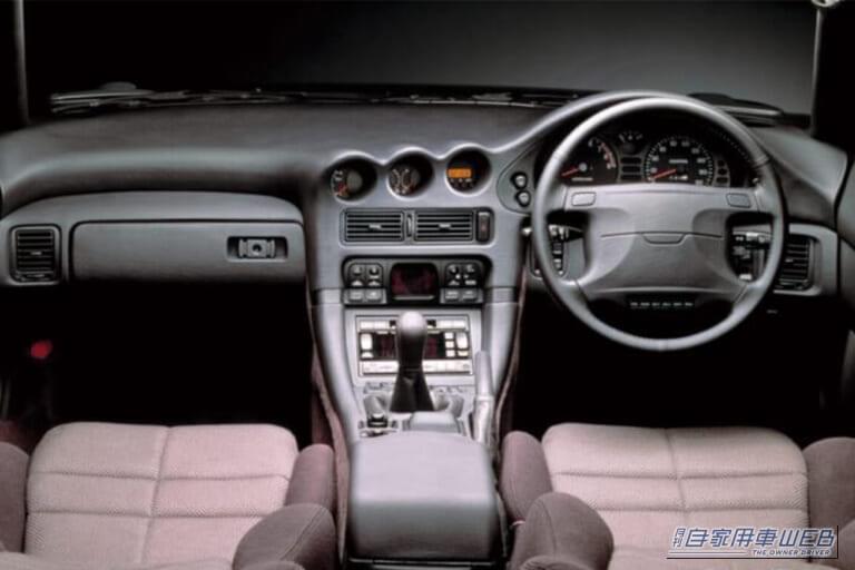 1990年式 三菱自動車 GTO ツインターボ 車内 インパネ コンソール|「コーナリングは苦手…」直線番長と揶揄された、35年前の三菱自動車のハイパフォーマンスカー。特徴的なボンネットの膨らみは、実は苦肉の策だった…。