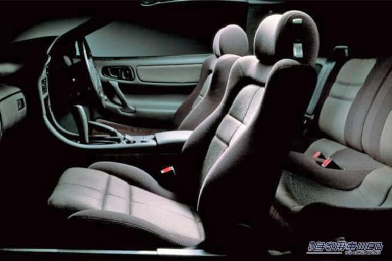 1990年式 三菱自動車 GTO ツインターボ 車内 シート セミスポーツタイプ|「コーナリングは苦手…」直線番長と揶揄された、35年前の三菱自動車のハイパフォーマンスカー。特徴的なボンネットの膨らみは、実は苦肉の策だった…。