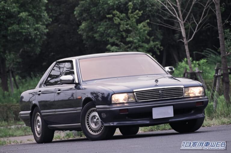 日産 初代 シーマ｜「ドライブ配信で炎上したベテラン女優の愛車」バブル時代に飛ぶように売れた高級車。ひと目でわかる特徴的なデザインで大人気となった名車を紹介