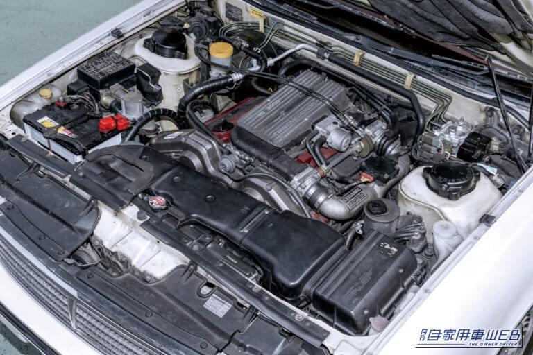 日産 初代シーマ エンジンルーム｜「ドライブ配信で炎上したベテラン女優の愛車」バブル時代に飛ぶように売れた高級車。ひと目でわかる特徴的なデザインで大人気となった名車を紹介