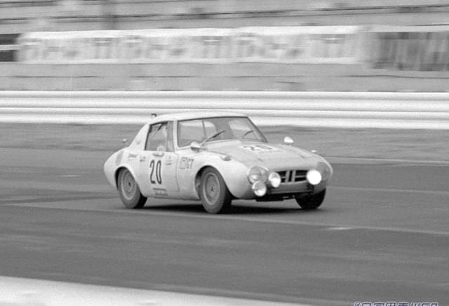 浮谷東次郎選手が駆るスポーツ800(1965全日本自動車クラブ選手権)|「スポーツカーの原点は、馬力ではなく”軽さ”だ!」航空機技術が凝縮された軽量&空力ボディのライトウエイトスポーツの傑作車