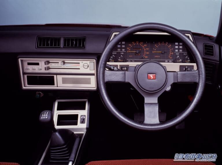 日産 スカイライン 2ドアHT 2000ターボRS・X 車内 インパネ ステアリング|“鉄仮面”の愛称「言われてみると確かにそう見える」43年前の日産車。独特すぎる顔つきが印象的な名車を紹介