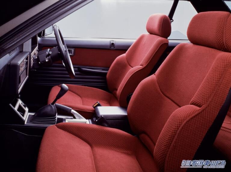 日産 スカイライン 2ドアHT 2000ターボRS・X 車内 前列シート｜“鉄仮面”の愛称「言われてみると確かにそう見える」43年前の日産車。独特すぎる顔つきが印象的な名車を紹介