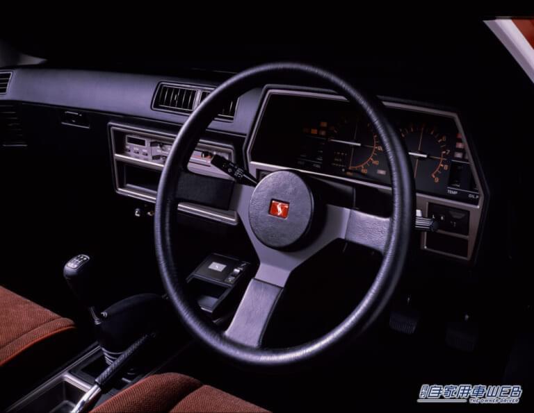 日産 スカイライン 2ドアハードトップ2000RSターボ（1983年）  車内 インパネ ステアリング｜“鉄仮面”の愛称「言われてみると確かにそう見える」43年前の日産車。独特すぎる顔つきが印象的な名車を紹介