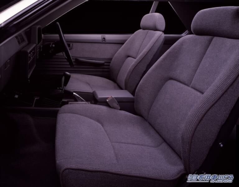 日産 スカイライン 2ドアハードトップ2000RSターボ(1983年) 車内 インパネ ステアリング|“鉄仮面”の愛称「言われてみると確かにそう見える」43年前の日産車。独特すぎる顔つきが印象的な名車を紹介