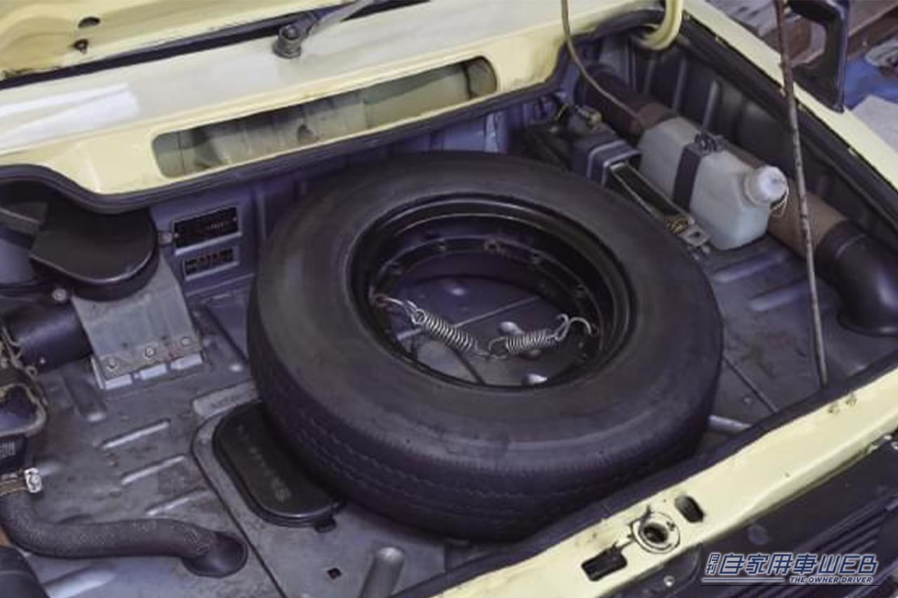 スズキ フロンテ クーペ GX(1971年〜) スペアタイヤ フロントラゲッジルーム|「えっ…コレが軽自動車なの?」55年前のスズキの名車。美しいデザインはもはや小さなスポーツカー。スタイリッシュさで人気を誇ったフロンテ クーペを紹介。