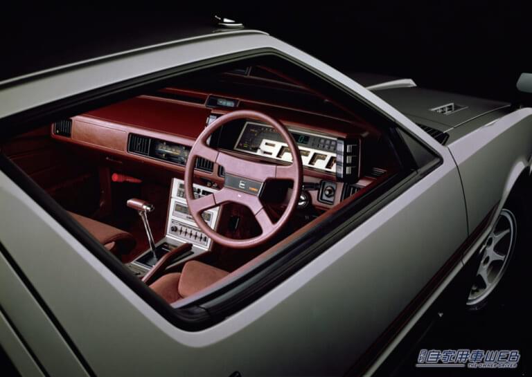 スタリオンターボ2000GSR-Ⅲ(コックピット)|「あのジャッキー・チェンも爆走したFRターボ」直線基調のウェッジシェイプは、今見てもめちゃくちゃスタイリッシュ!