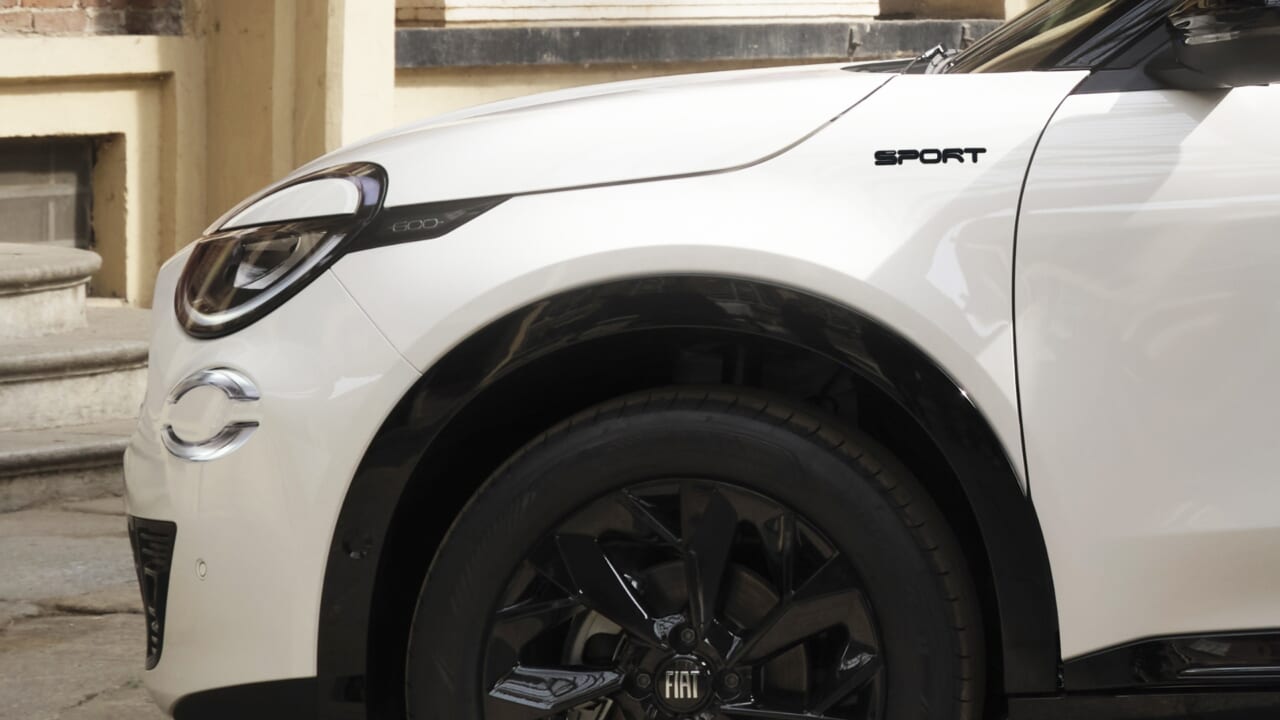 |ブラックルーフが最高!車内も真っ黒。超シックなフィアット600限定車「スポルト」登場【黒アクセントが映えるSUV】
