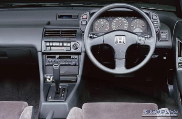 ホンダ：プレリュード［BA4・5・7］（デビュー：1987年4月） ステアリング 運転席｜「実家のクルマ、コレだったわ…」80年代に街でよく見かけた国産車5選。トヨタ・日産・ホンダ・マツダ・三菱…活気のあった日本を象徴するモデルを紹介