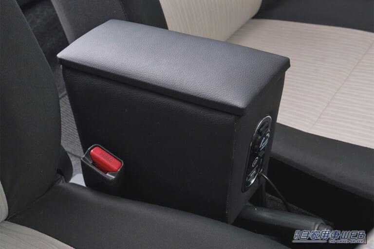 クラフトワークス ミライース専用 LEDコンソールボックス｜「えっ…置くだけで装着できるの？」まるで純正のようなフィット感。デッドスペースを有効活用できるアイテム。幅広い車種に対応する多機能カーグッズを紹介！