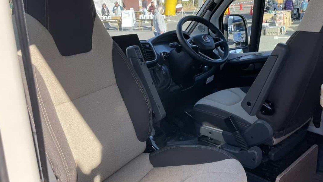 極上すぎる車を発見「これはヤバいだろ…」驚異の性能とフル装備が男の夢を叶える。運転席が回転するギミックにワクワク。