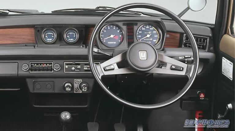 「初代の発売は54年前…！」ホンダのキュートな2BOX車が世界的に大ヒット！ 日本車のイメージを一変させた名車を紹介。