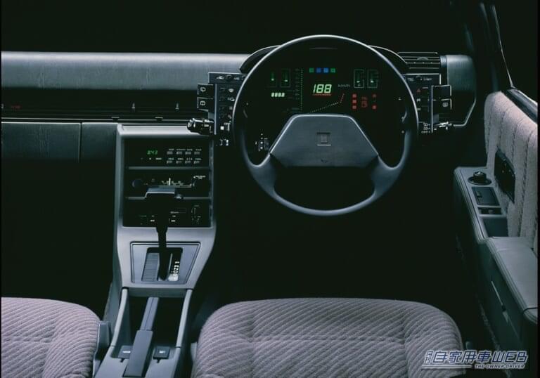 ピアッツァXE（運転席）｜「45年が過ぎてもなお、その美しさは色褪せない」ジウジアーロの最高傑作と称賛された“アッソ・ディ・フィオーリ”を市販化した『いすゞの美学』とは