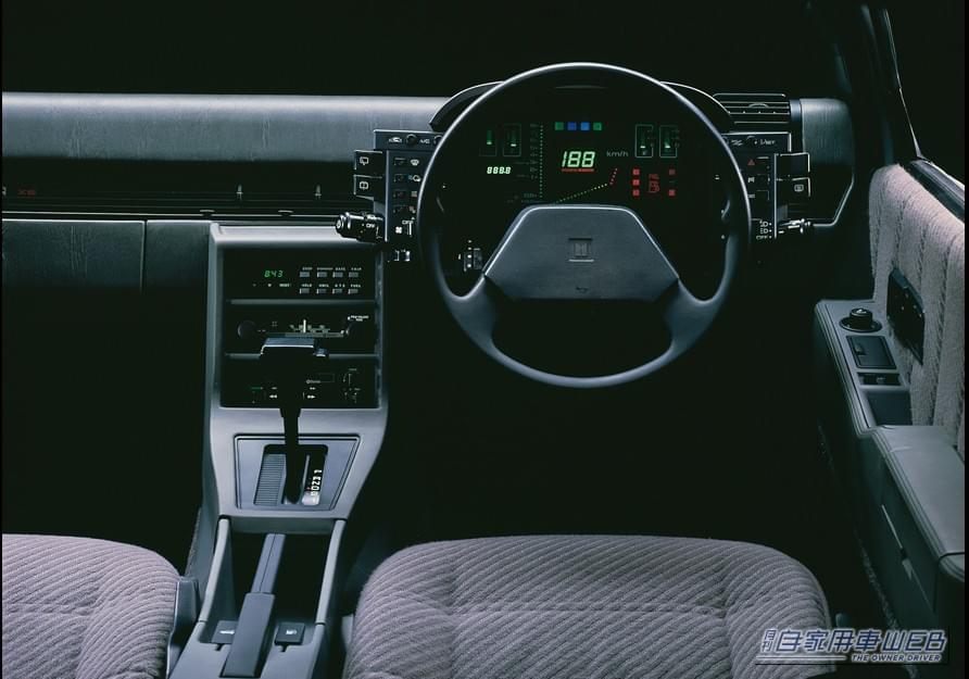 ピアッツァXE(運転席)|「45年が過ぎてもなお、その美しさは色褪せない」ジウジアーロの最高傑作と称賛された“アッソ・ディ・フィオーリ”を市販化した『いすゞの美学』とは
