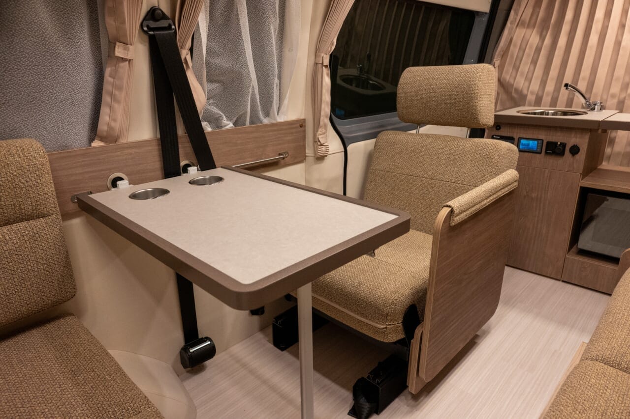 レクビィ プラス LIV'Nワイド 車内|まさかの「2段ベッド」が本気で嬉しい。ファミリーの理想を実現した最新キャンパー登場!【4人就寝を快適に過ごせる自由度の高い設計に注目すべし】