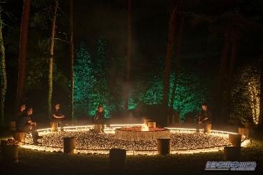 木々に囲まれたBarスペース|「猛暑が予想されるこの夏は、河口湖の体験型ドームテントでアクティビティ三昧、楽しもう!」大自然に囲まれた県内最大級のリゾート施設『グランピングヴィレッジ富士河口湖』