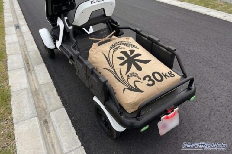 最大30㎏まで積載可能。お米を買っても大丈夫！｜“免許返納後の移動問題”これで解決!? 「免許なし」「車検なし」「新車54万円」で荷物も運べる！ “クルマを手放した親世代”に教えたい4輪EV「ブレイズ イーカーゴ」福井で体験試乗会