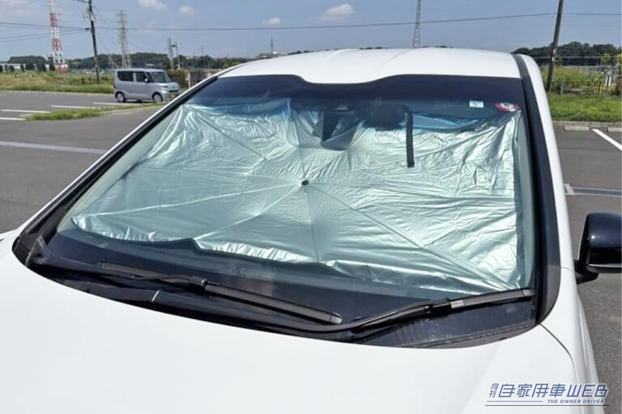 フロントガラスにサンシェードを装着したホンダのフリードを外側から撮影|「えっ…ウソでしょ?」ダッシュボードが知らないうちにキズだらけ…。実は、犯人は意外なものだった!トラブルを未然に防ぐ対策を紹介