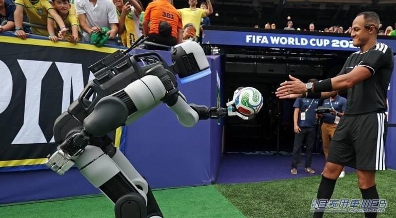 |ワールドカップに現れた人型ロボット「Atlas」の正体とは? ヒョンデがロボット開発に本気な理由【Boston Dynamics傘下で描く未来】