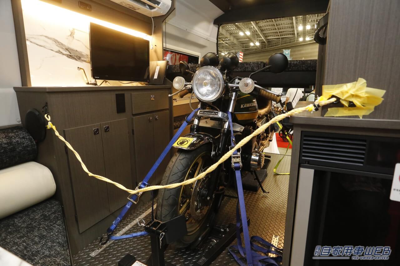 |「清木場俊介」とのコラボから生まれた究極の「遊び屋」キャンパー。愛用バイクを積んで「寝る」「食う」「遊ぶ」を満喫できる夢のRVの見どころを解説。